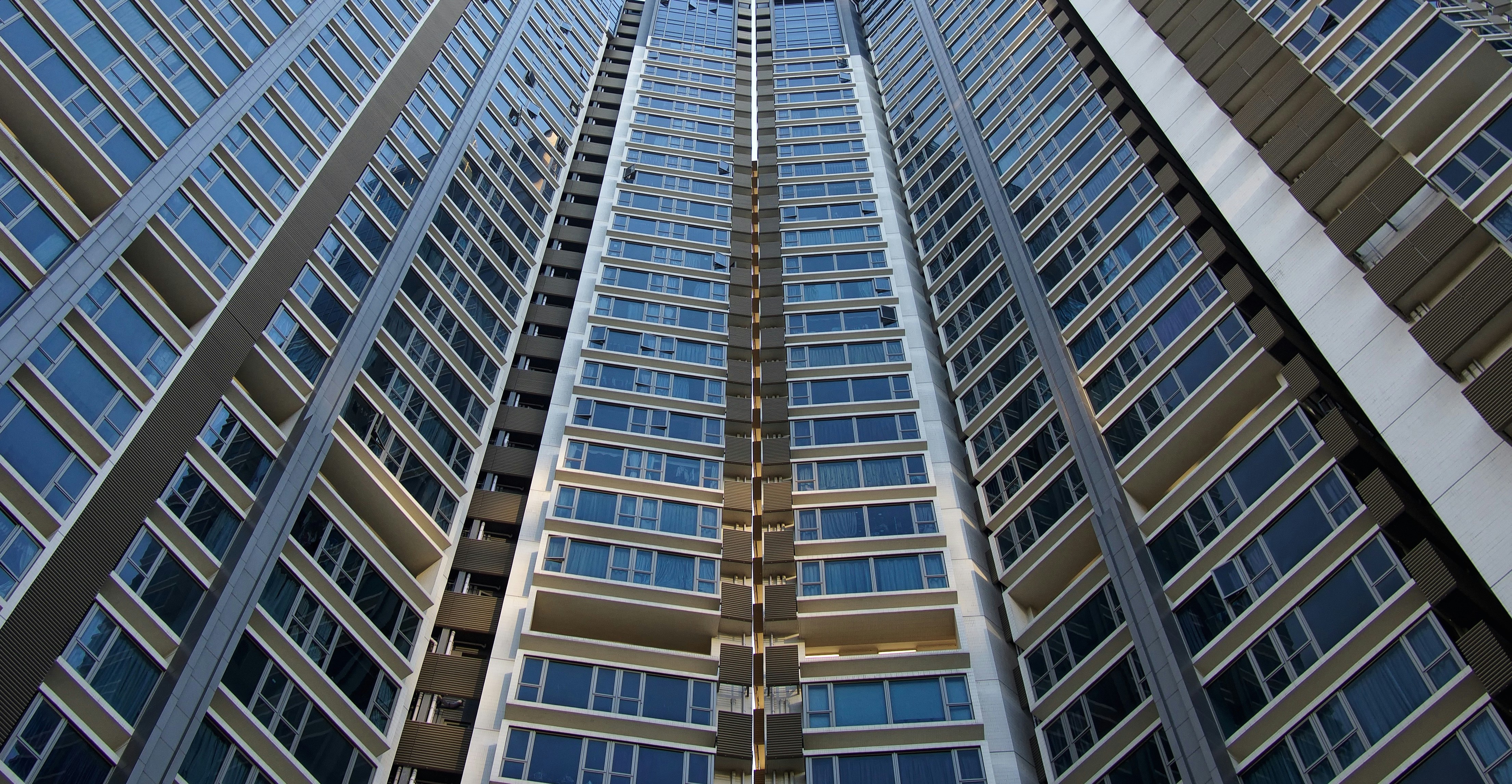 architectural photography of blue and gray skyscraper